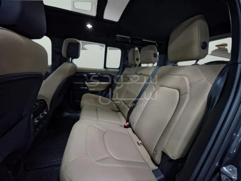 2025 لاند روفر ديفيندر اس اي