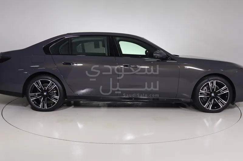 2026 بي ام دبليو الفئة السابعة 735أي