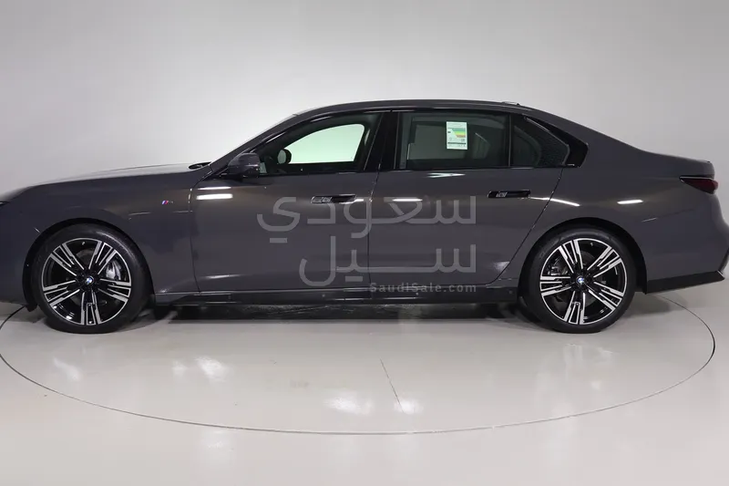 2026 بي ام دبليو الفئة السابعة 735أي