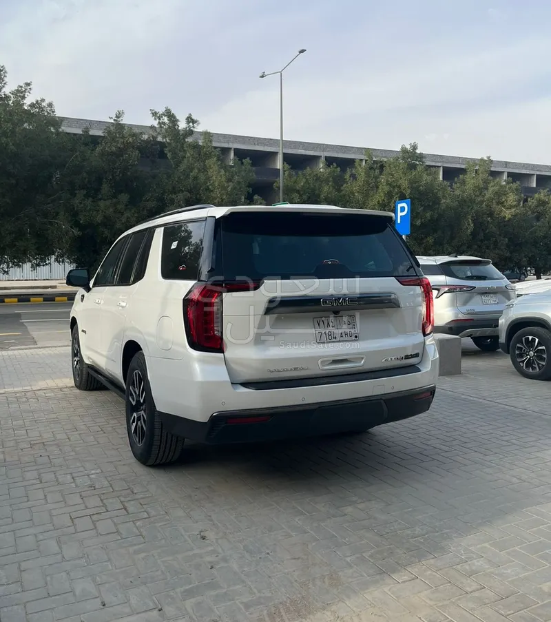 2021 جي ام سي يوكون اي تي 4