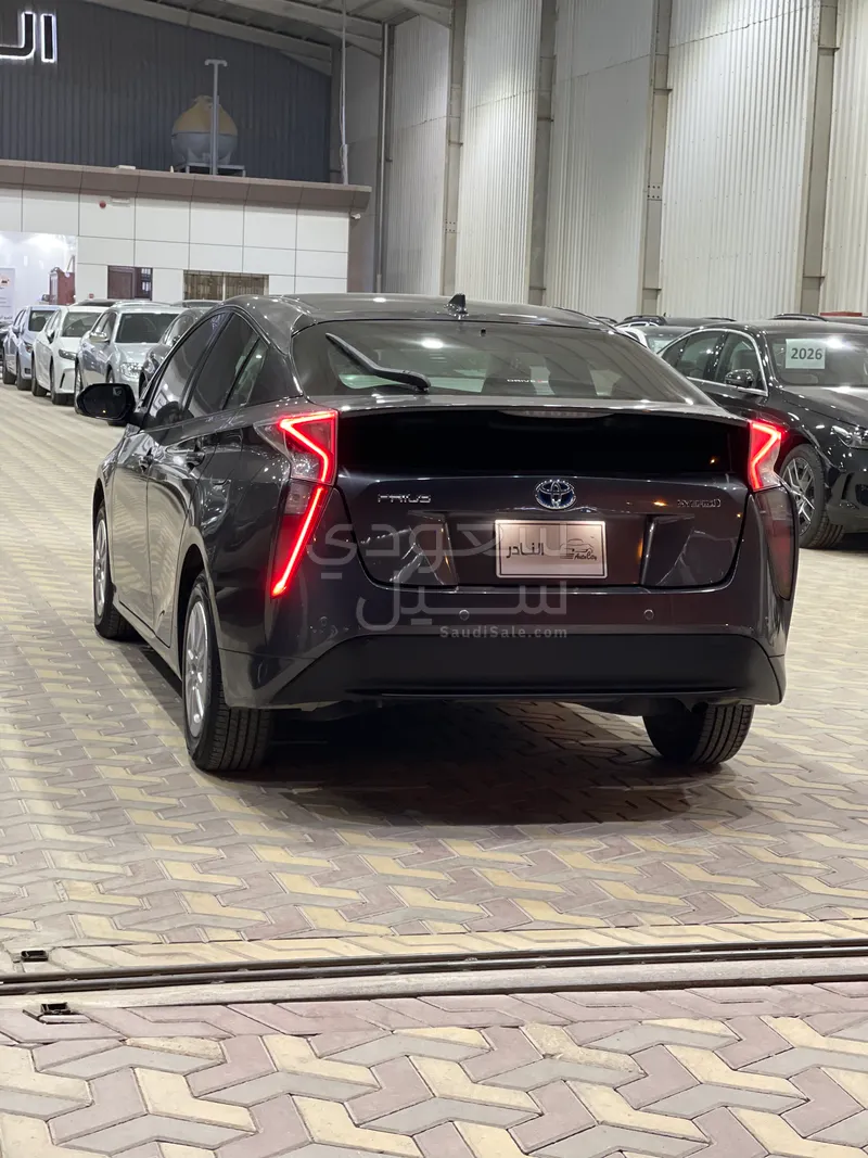 2017 تويوتا بريوس