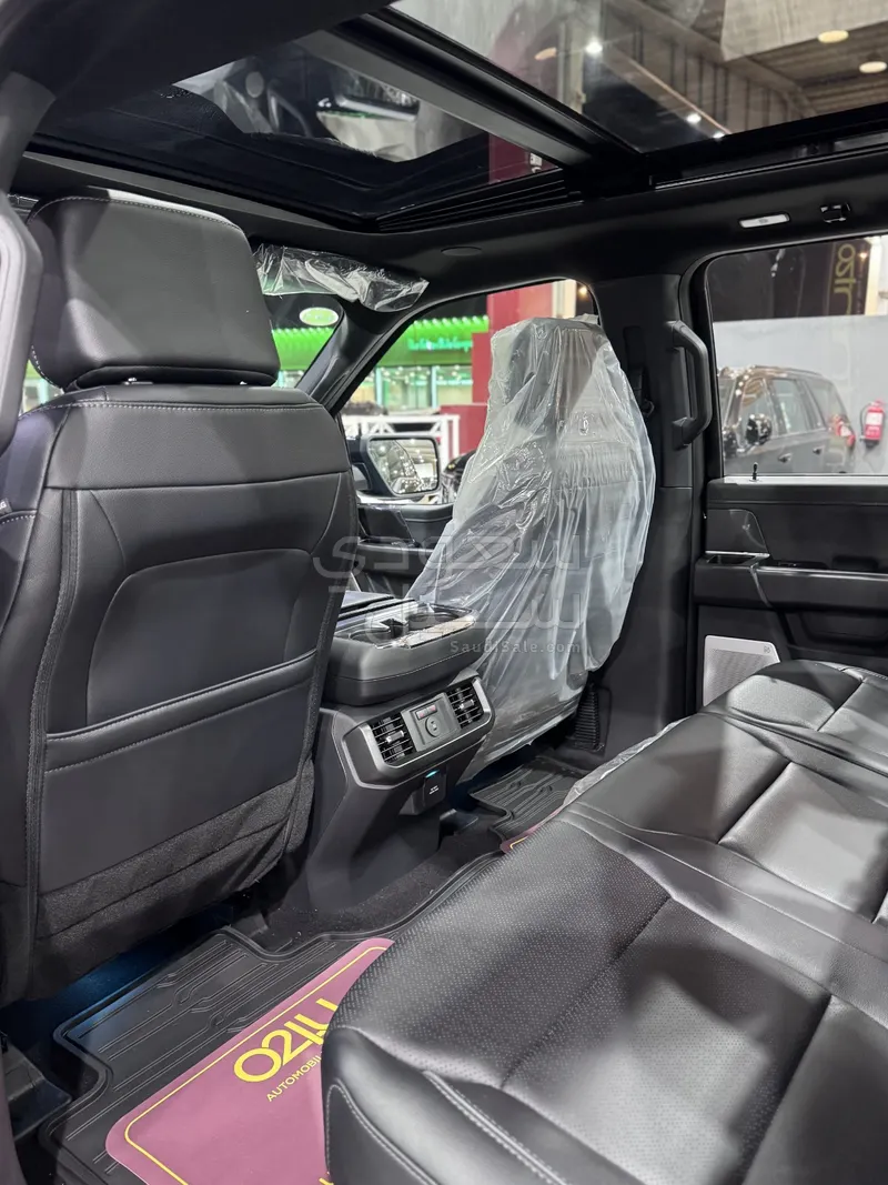 2025 فورد اف 150 لاريات