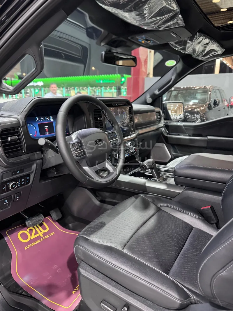 2025 فورد اف 150 لاريات