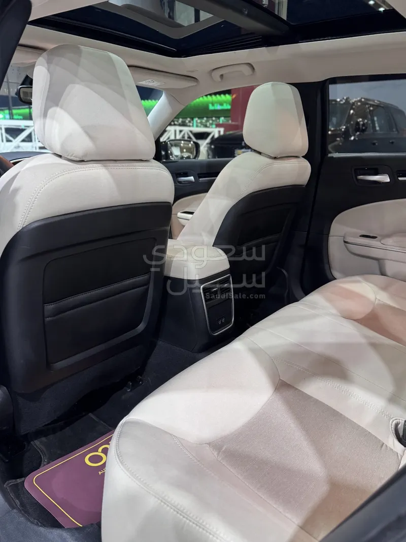 2023 كرايسلر 300 سي