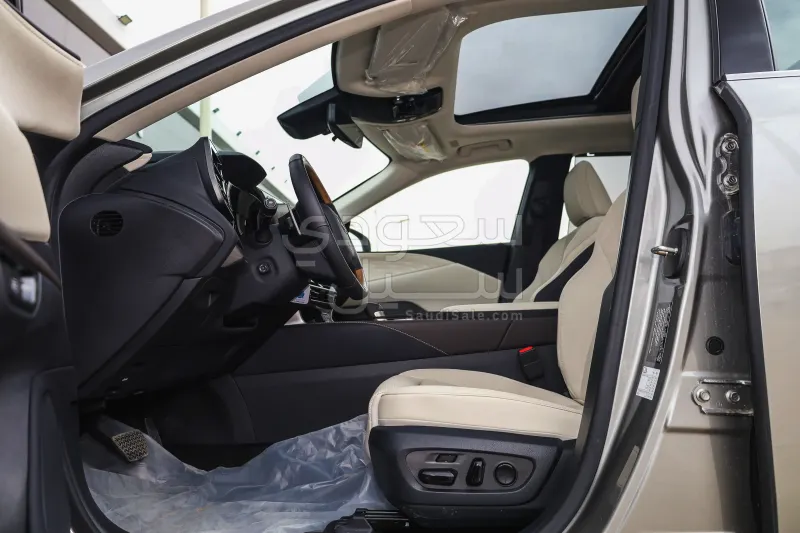 2025 لكزس أر إكس 350