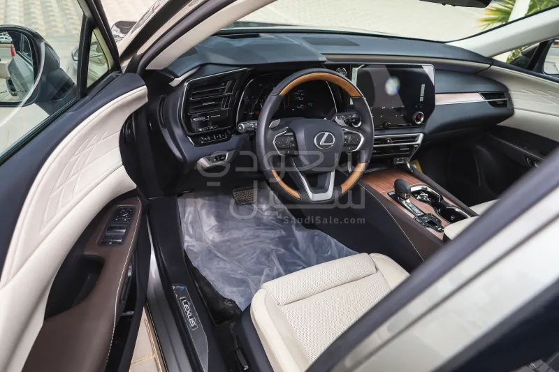 2025 لكزس أر إكس 350