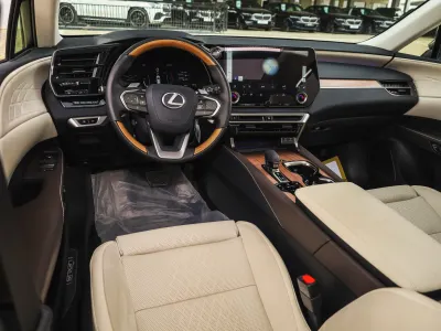 2025 لكزس أر إكس 350