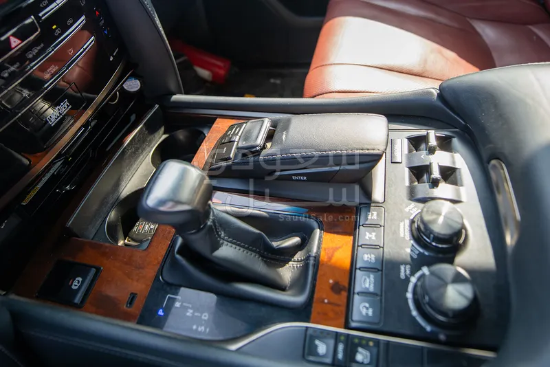 2020 لكزس إل إكس 570 اس