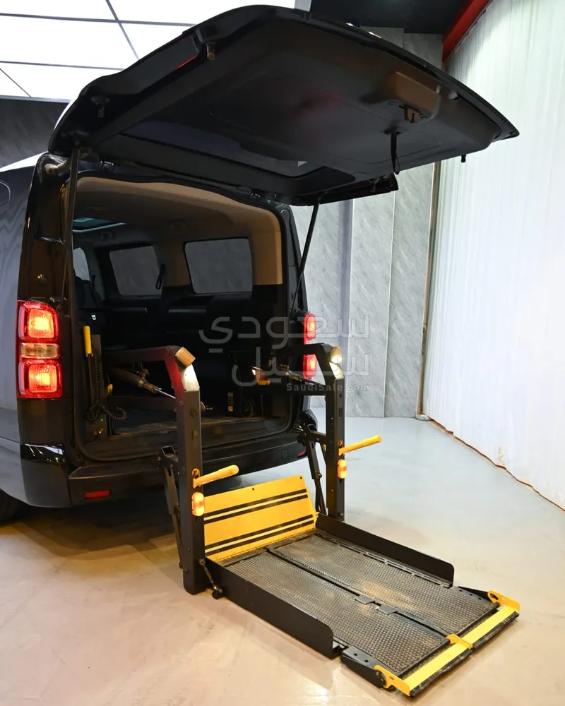 2023 بيجو ترافلر