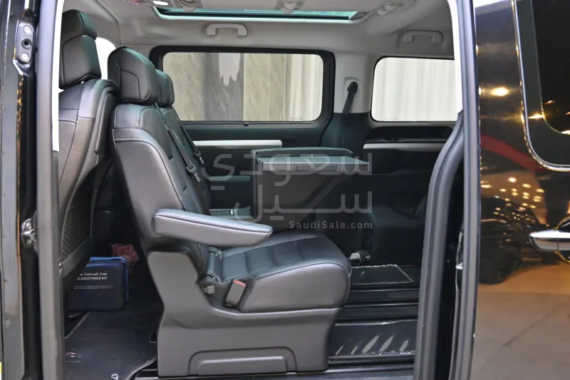 2023 بيجو ترافلر