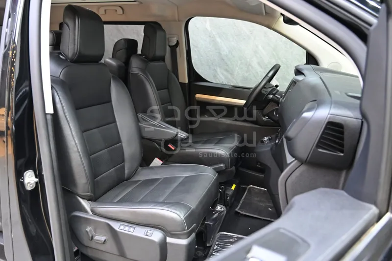 2023 بيجو ترافلر