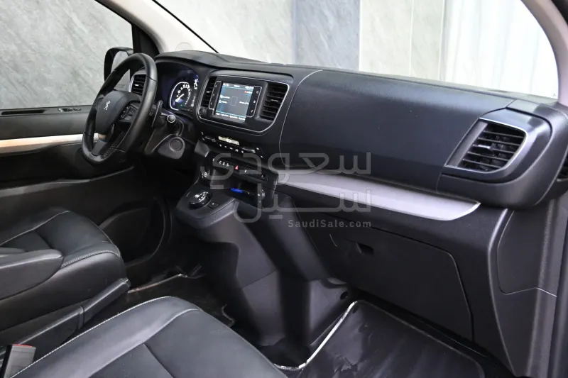 2023 بيجو ترافلر