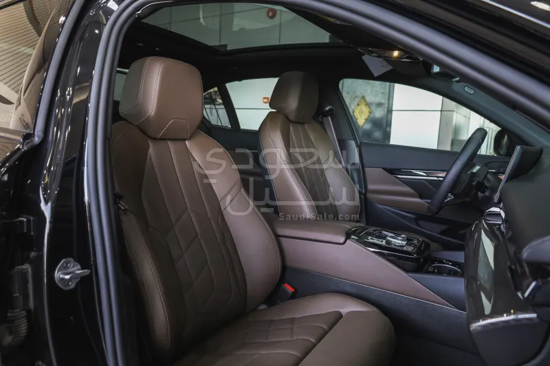 2025 بي ام دبليو الفئة الخامسة 520 أي