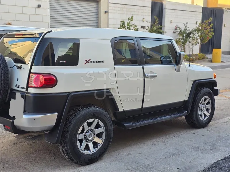 2022 تويوتا اف جي كروزر اكستريم