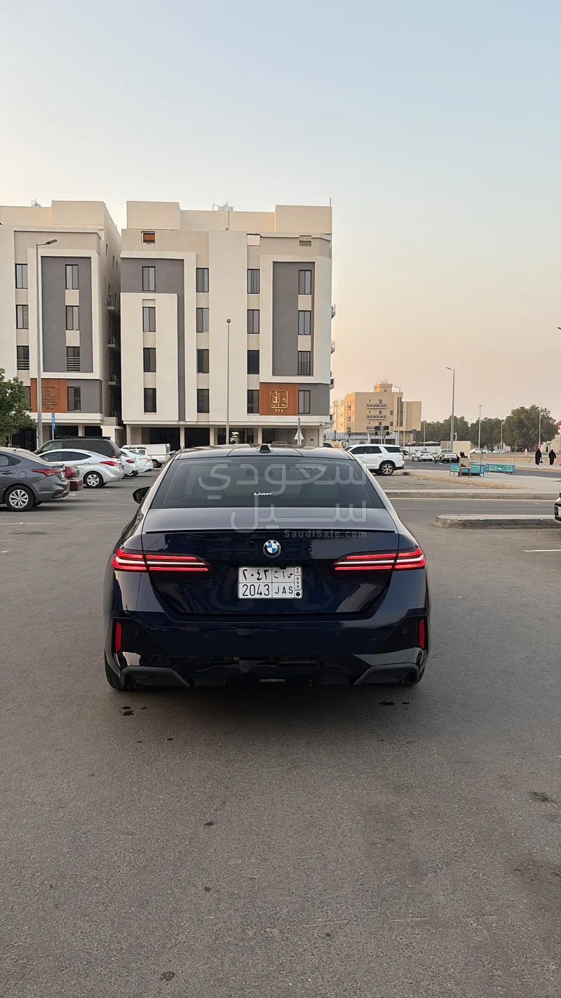 2025 بي ام دبليو الفئة الخامسة 520 أي إم كت