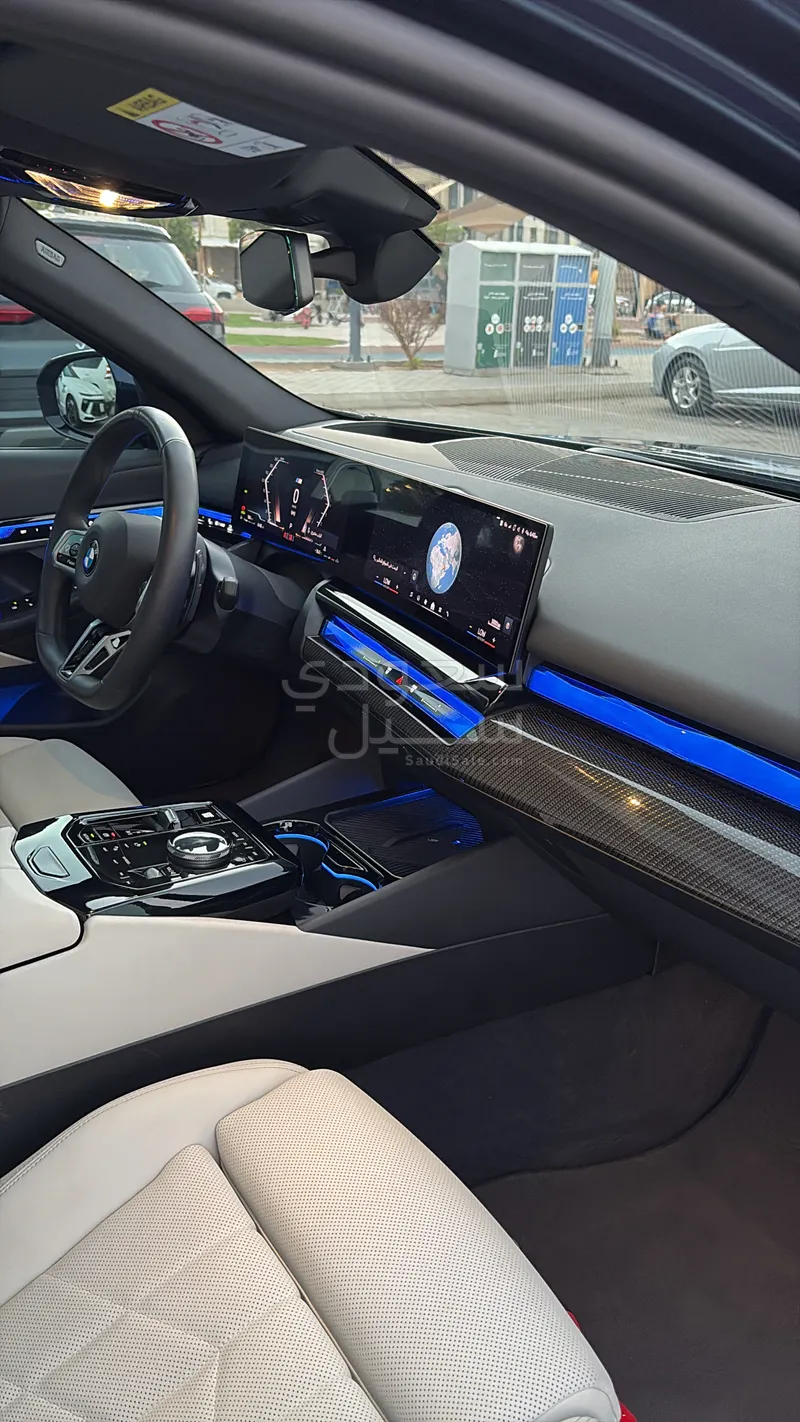 2025 بي ام دبليو الفئة الخامسة 520 أي إم كت