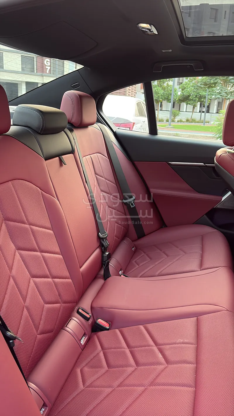 2024 بي ام دبليو الفئة الخامسة 520 أي إم كت