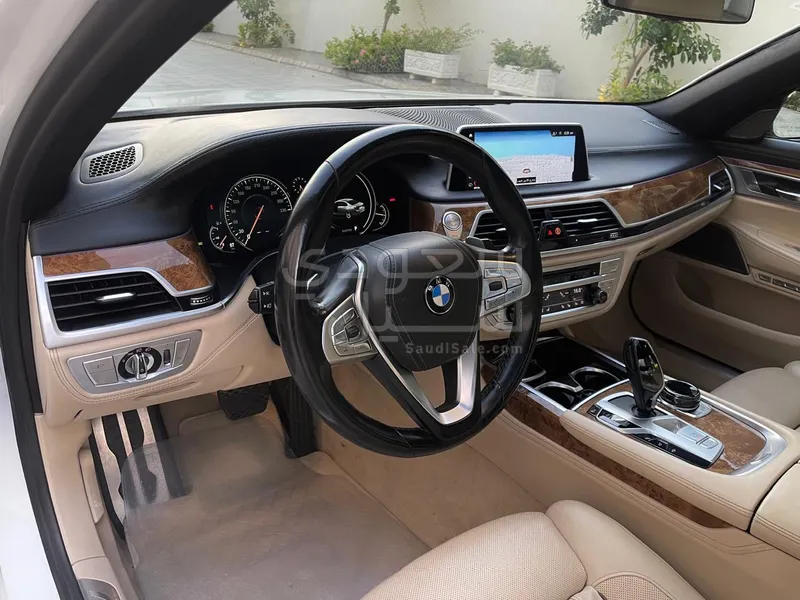 2017 بي ام دبليو الفئة السابعة 750 إل أي إنديفيجوال