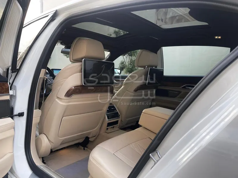 2017 بي ام دبليو الفئة السابعة 750 إل أي إنديفيجوال