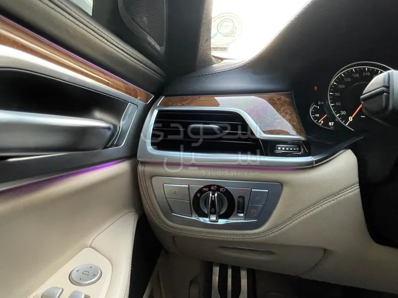 2017 بي ام دبليو الفئة السابعة 750 إل أي إنديفيجوال