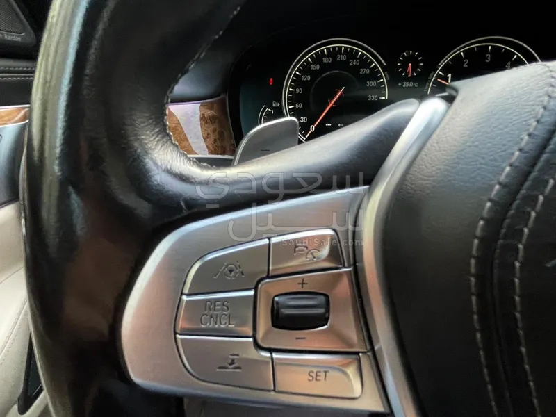 2017 بي ام دبليو الفئة السابعة 750 إل أي إنديفيجوال