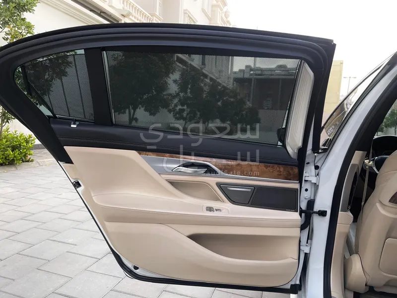 2017 بي ام دبليو الفئة السابعة 750 إل أي إنديفيجوال