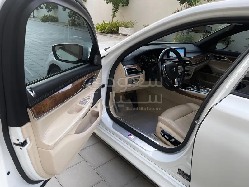 2017 بي ام دبليو الفئة السابعة 750 إل أي إنديفيجوال