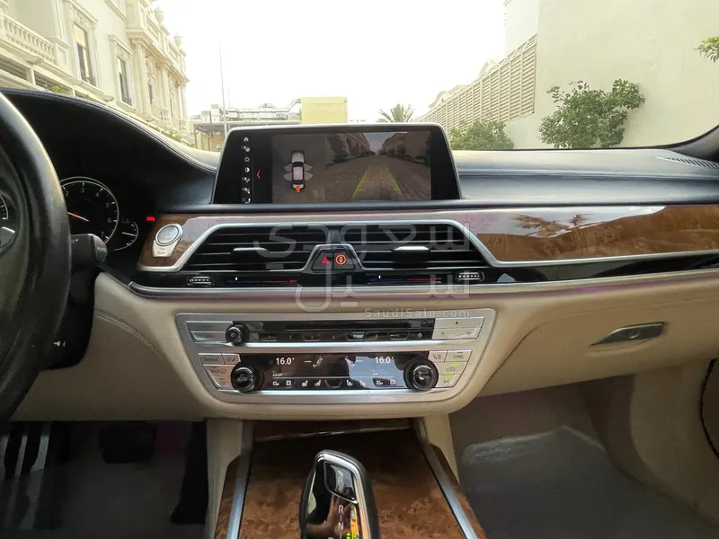 2017 بي ام دبليو الفئة السابعة 750 إل أي إنديفيجوال