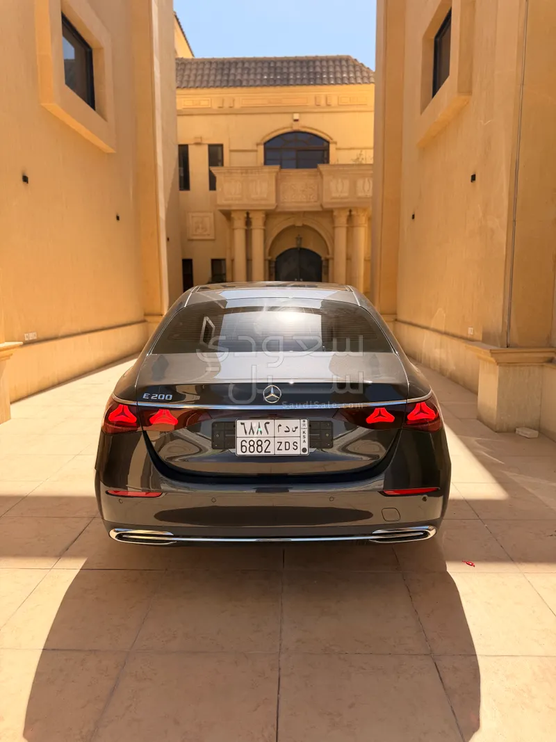 2025 مرسيدس - بنز إي 200