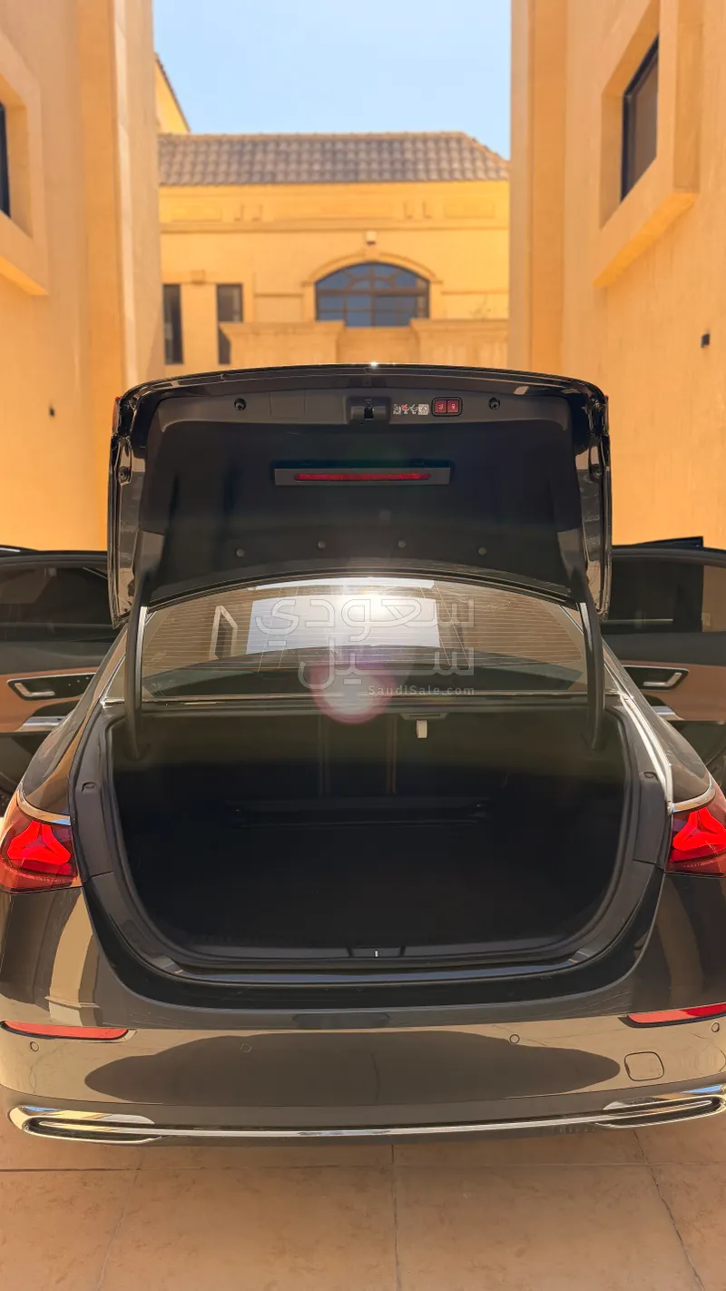 2025 مرسيدس - بنز إي 200