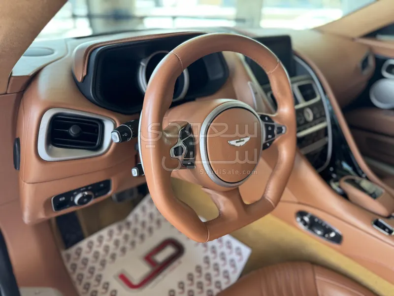 2020 استون مارتن دي بي 11