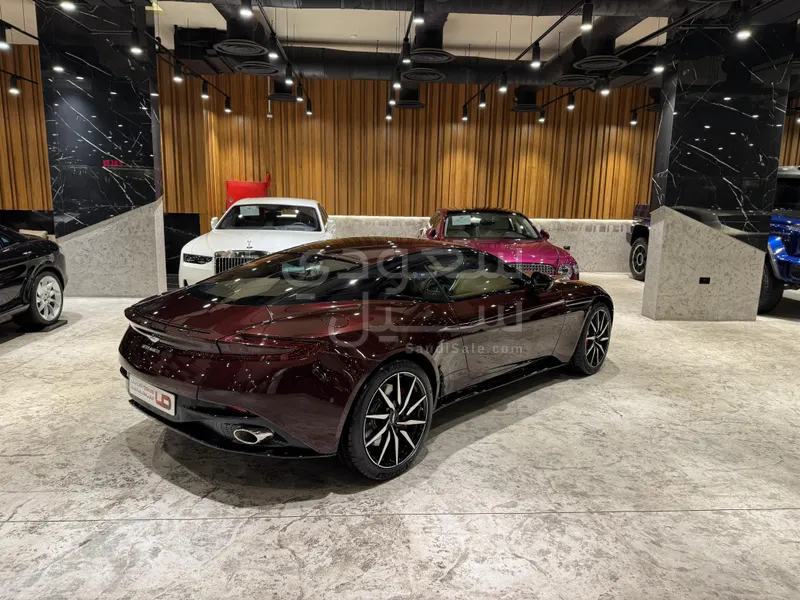 2020 استون مارتن دي بي 11