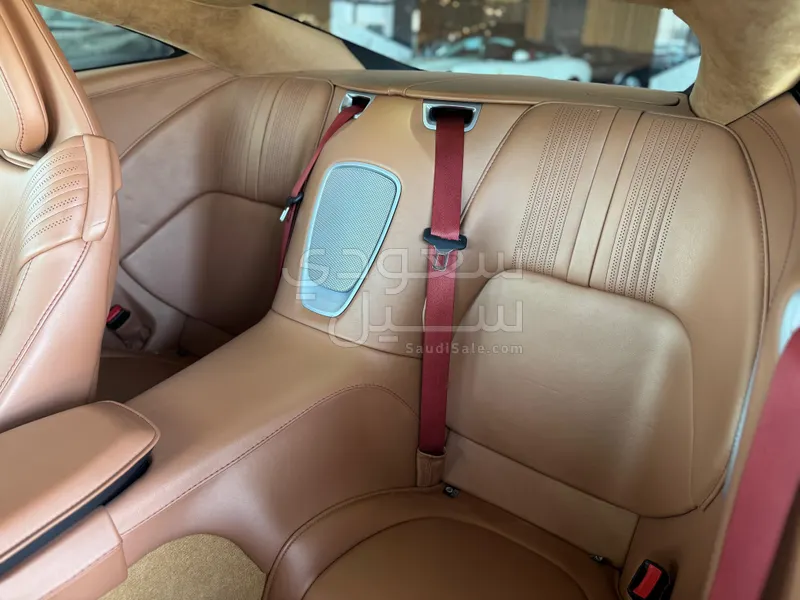 2020 استون مارتن دي بي 11