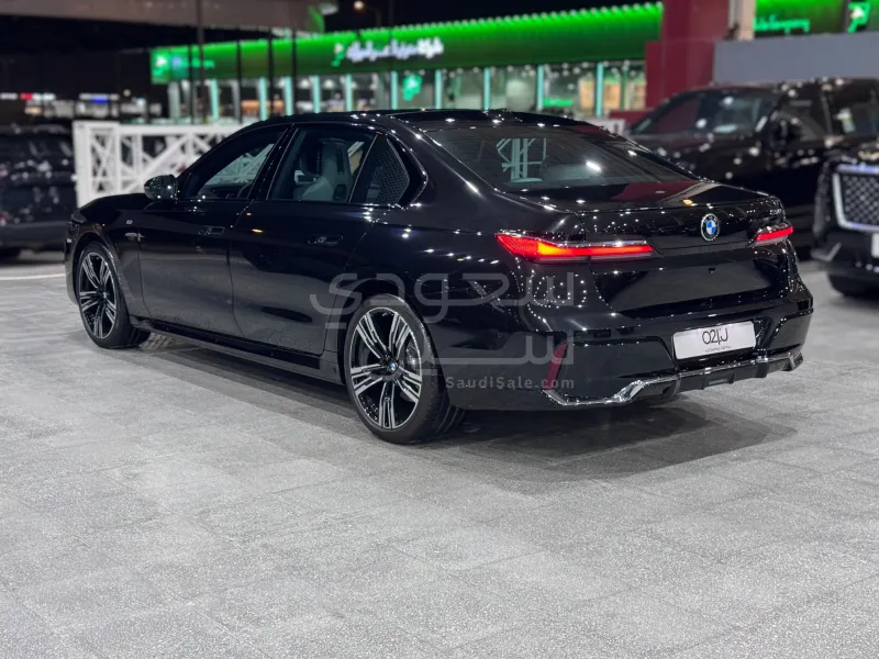 2026 بي ام دبليو الفئة السابعة 735أي