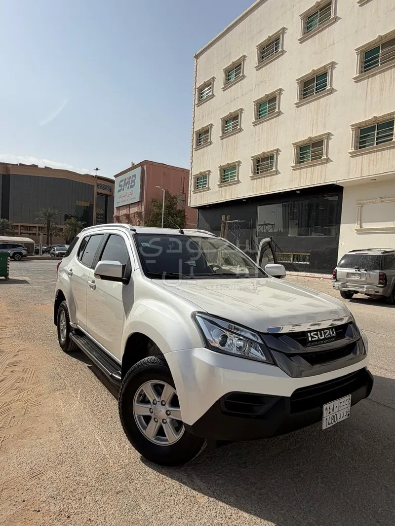 2016 ايسوزو ام يو اكس