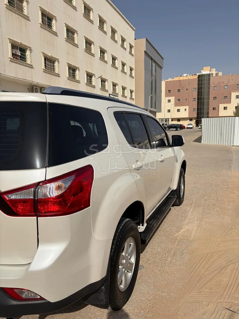 2016 ايسوزو ام يو اكس