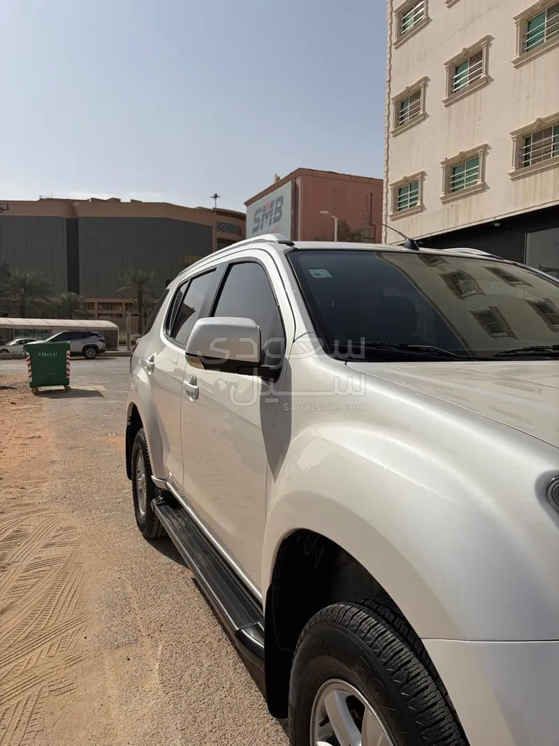 2016 ايسوزو ام يو اكس