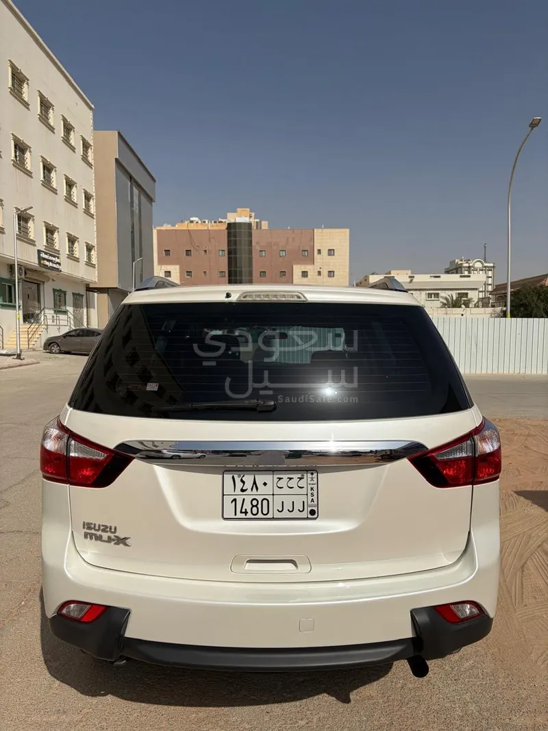 2016 ايسوزو ام يو اكس