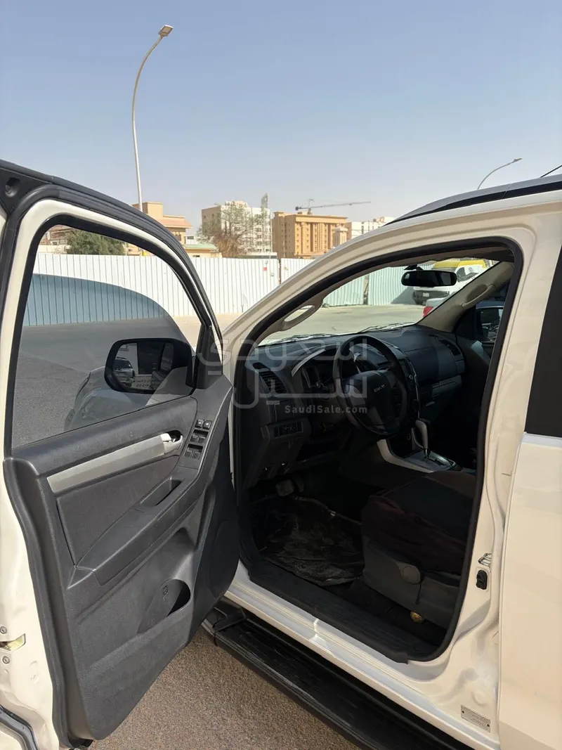 2016 ايسوزو ام يو اكس