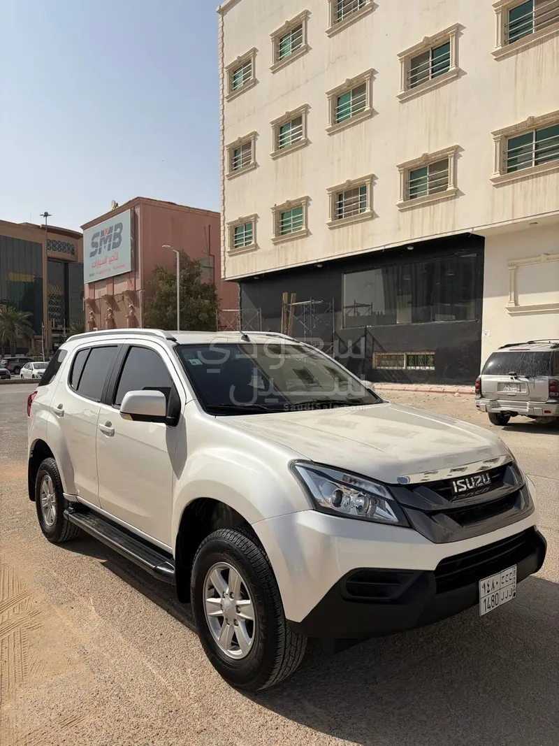 2016 ايسوزو ام يو اكس