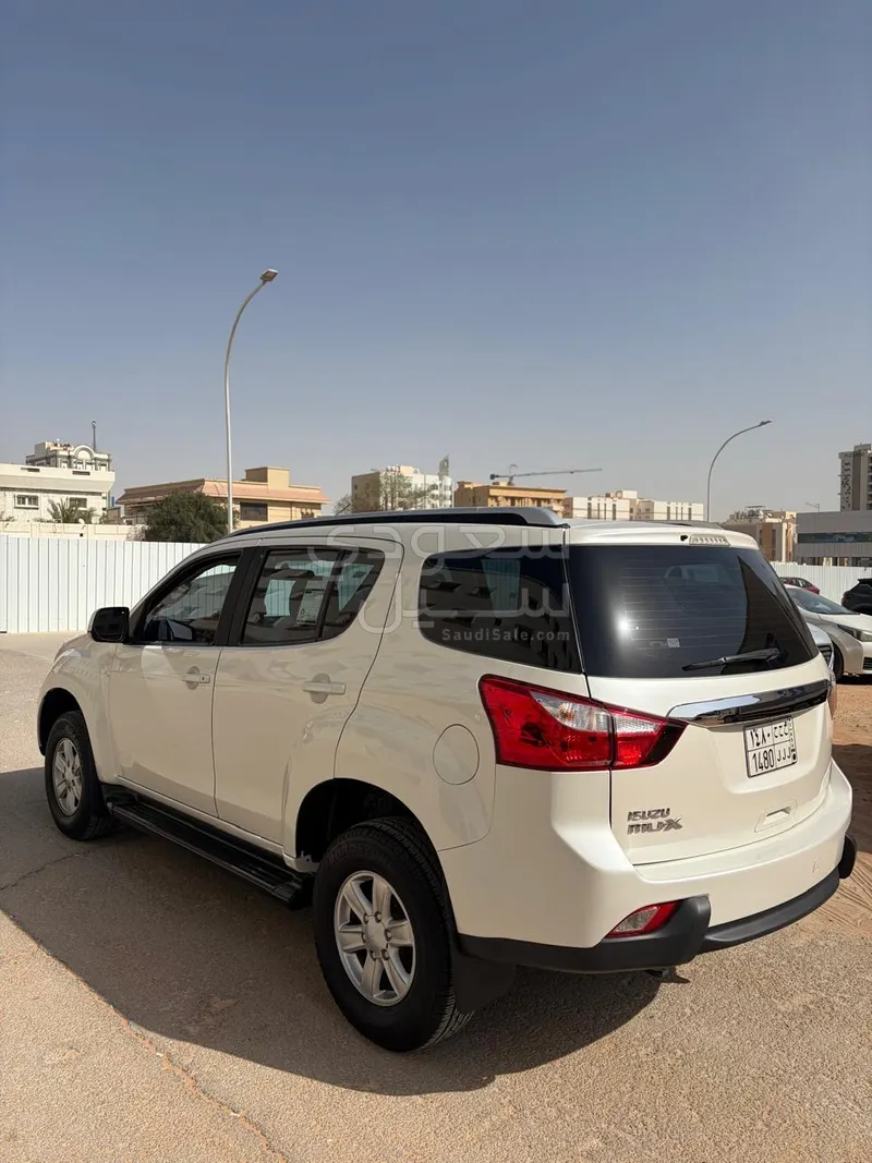 2016 ايسوزو ام يو اكس