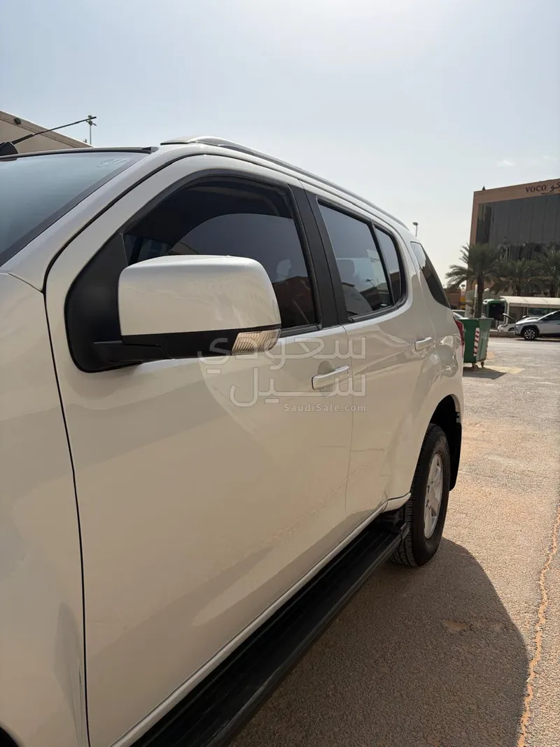 2016 ايسوزو ام يو اكس