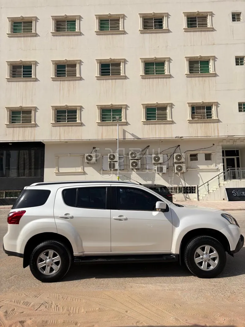 2016 ايسوزو ام يو اكس