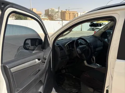 2016 ايسوزو ام يو اكس