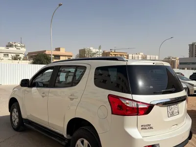 2016 ايسوزو ام يو اكس