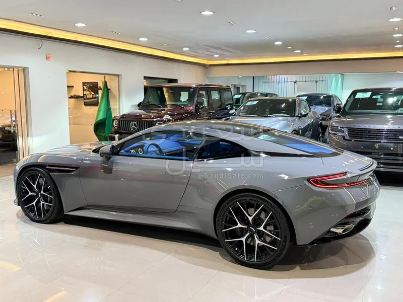 2025 استون مارتن دي بي 12