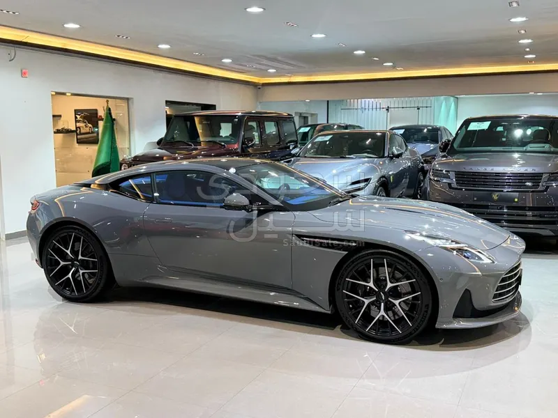 2025 استون مارتن دي بي 12