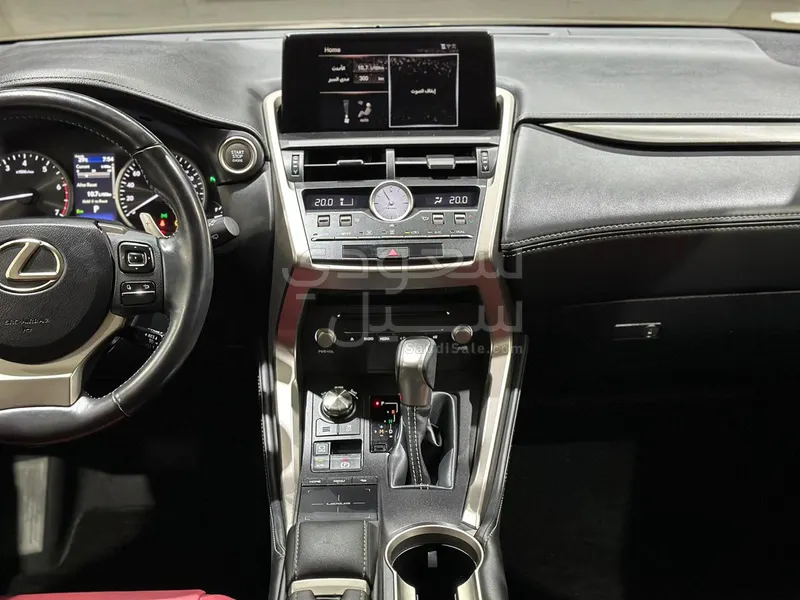 2020 لكزس إن إكس 300