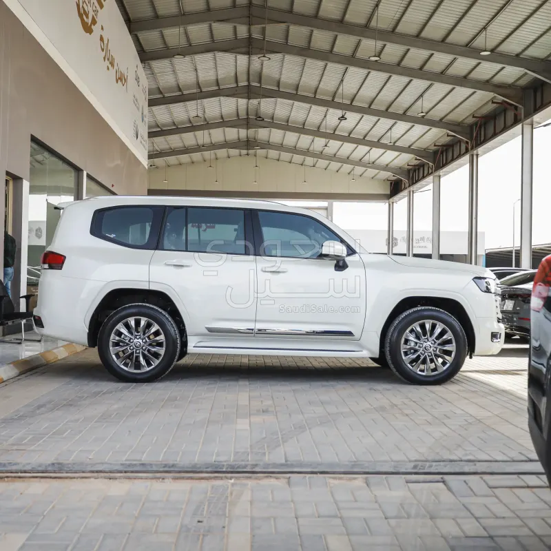 2025 Toyota Land Cruiser GXR