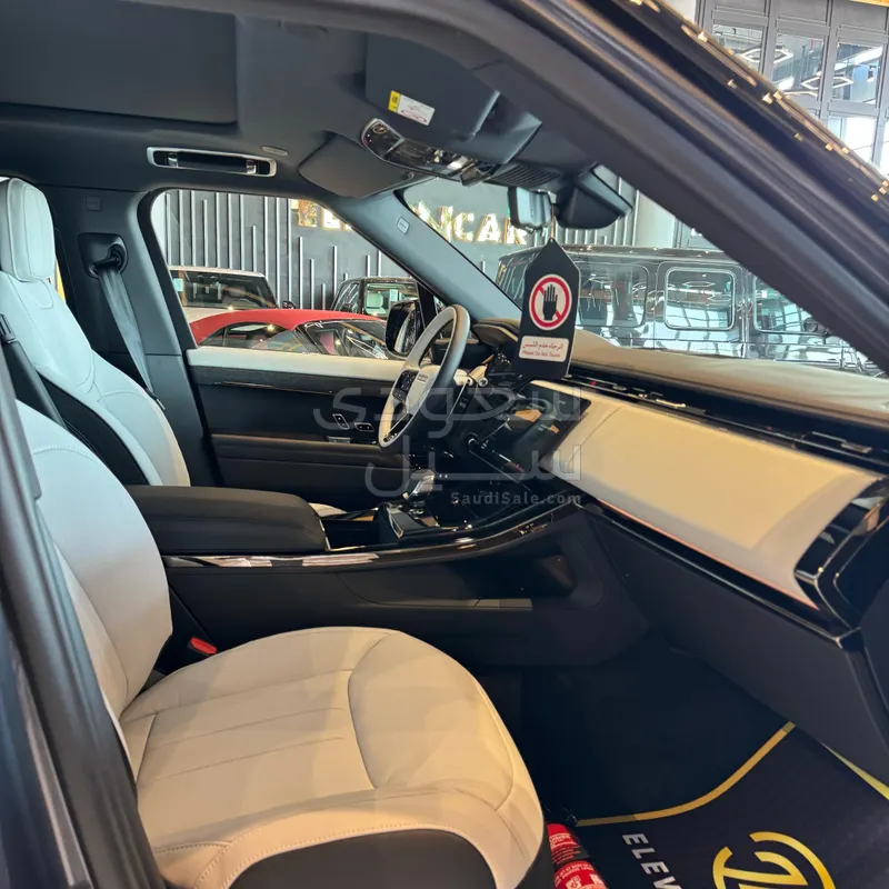 2026 Land Rover Range Rover Sport SE